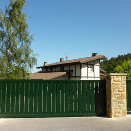Puerta corredera de aluminio soldado 24
