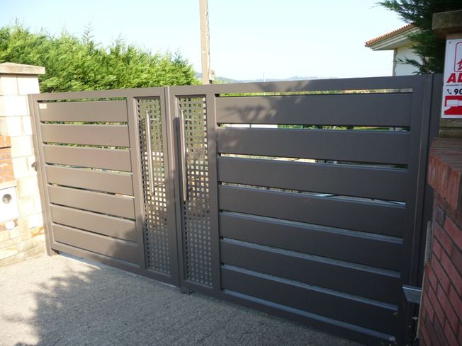 Puerta abatible de aluminio soldado 10