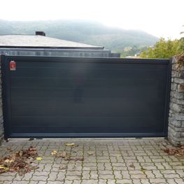 Puerta corredera de aluminio soldado 09
