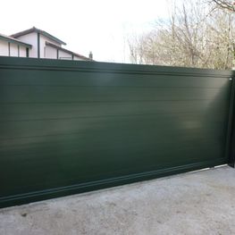 Puerta corredera de aluminio soldado 22