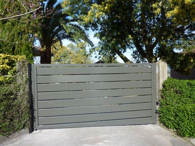 Puerta abatible de aluminio soldado 09