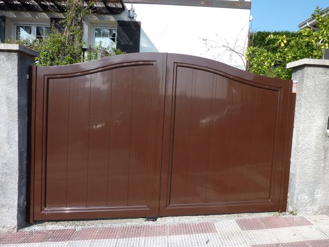 Puerta abatible de aluminio soldado 06