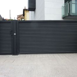  Puerta corredera de aluminio soldado 05