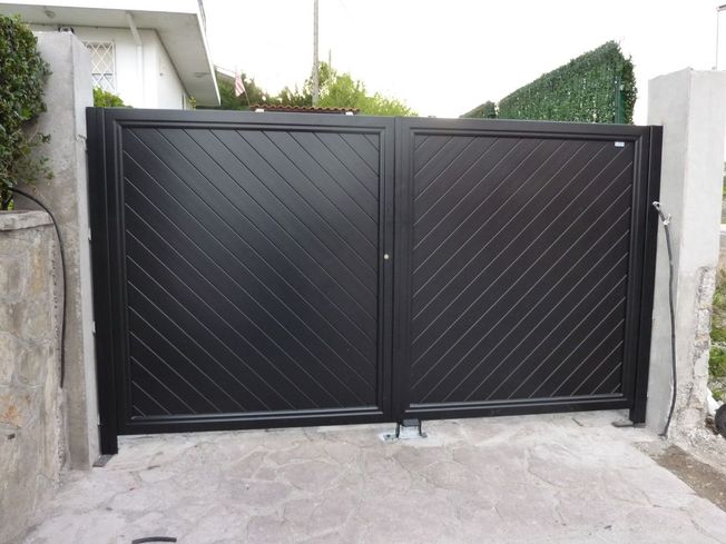 Puerta abatible de aluminio soldado 07